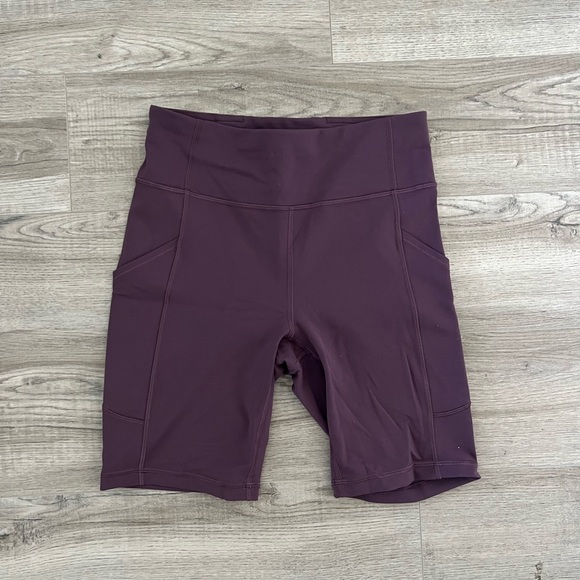 Lululemon Invigorate Short 8” w side pockets - Picture 2 of 4